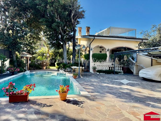 Villa con Piscina Fregene Centro